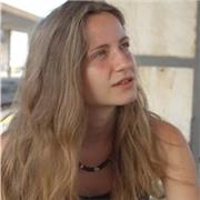 Laureata in Lettere offre lezioni di italiano, latino, greco, storia e filosofia